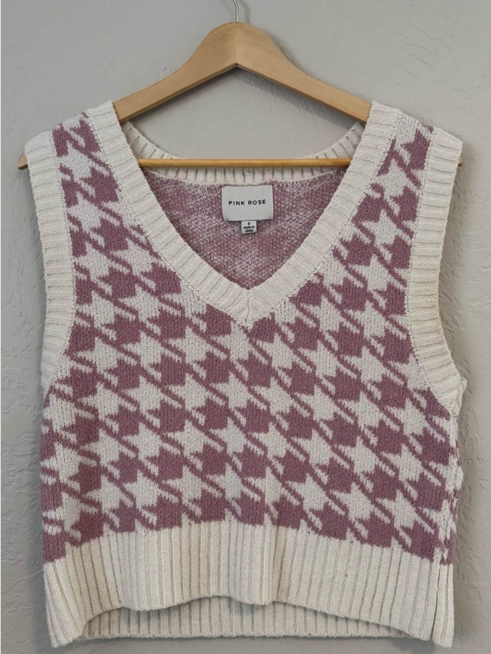 Pink Rose Cream & Pink Houndstooth V-Neck Sweater Vest - Soft Pink Houndstooth